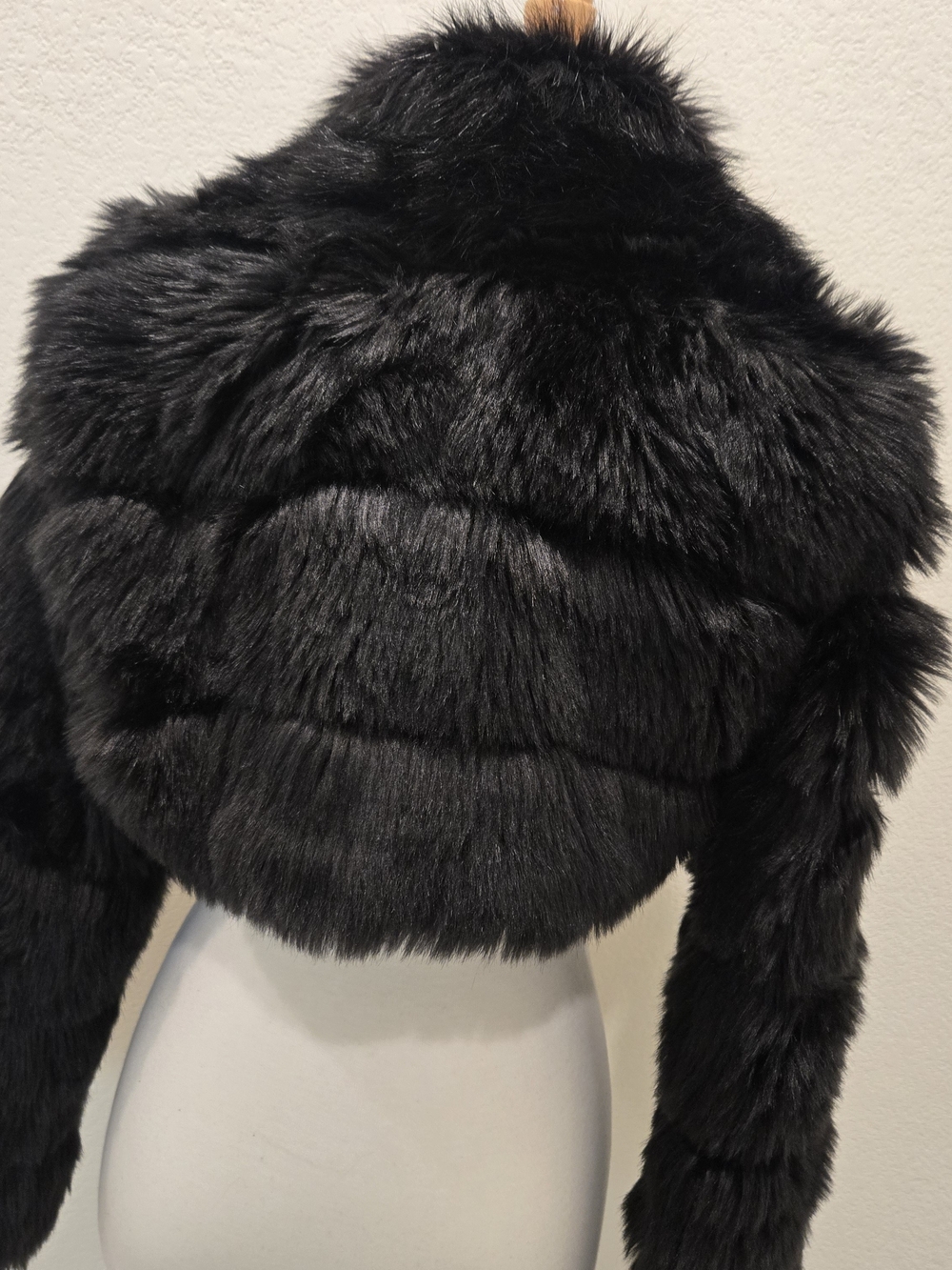 Black Faux Fur Cropped Jacket - Women - Picture 7 of 7
